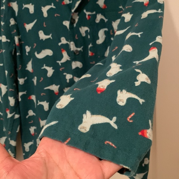Christmas seal 🦭 pajama top long sleeved seals w hats candy canes used & cute - Picture 8 of 17
